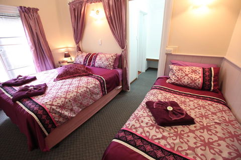 Jacaranda Guest House - Pubs and Clubs 36