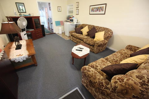 Jacaranda Guest House - Pubs and Clubs 8