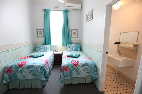 Jacaranda Guest House - Pubs and Clubs 3