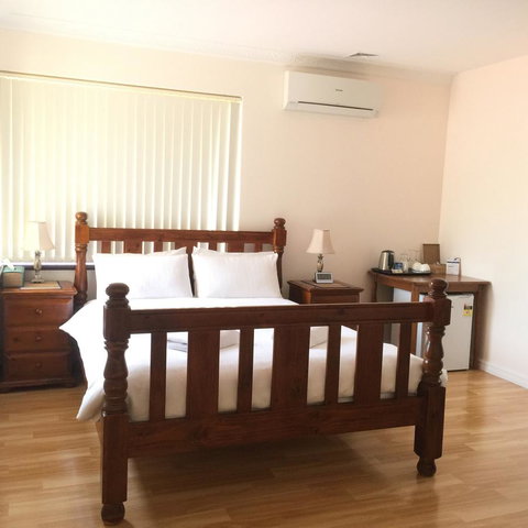 The Royal Dolphin Bed & Breakfast Safety Bay - Go Out 4