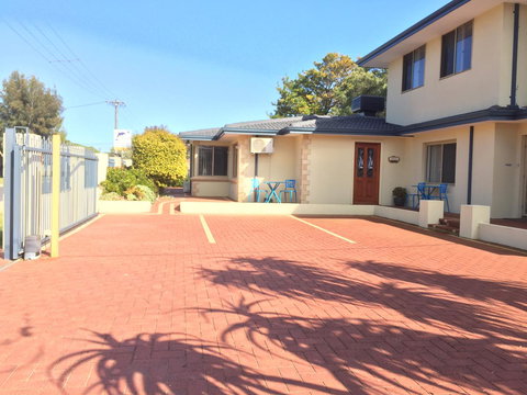 The Royal Dolphin Bed & Breakfast Safety Bay - Go Out 7
