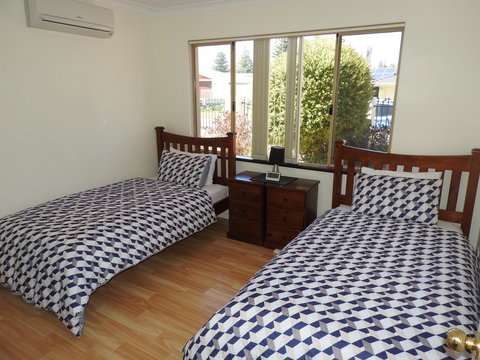 The Royal Dolphin Bed & Breakfast Safety Bay - Go Out 15