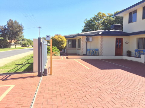 The Royal Dolphin Bed & Breakfast Safety Bay - Go Out 0