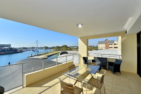 Dolphin Quay Apartments - Pubs and Clubs 9