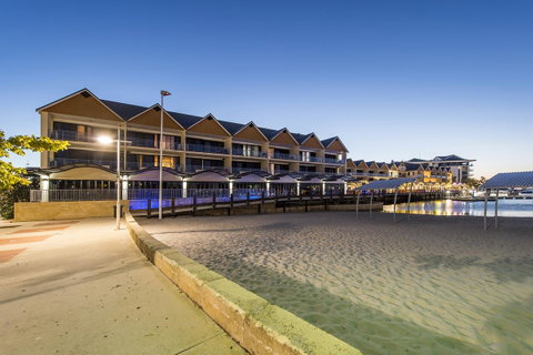Dolphin Quay Apartments - Pubs and Clubs 0