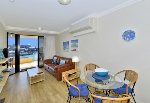 Dolphin Quay Apartments - Pubs and Clubs 12