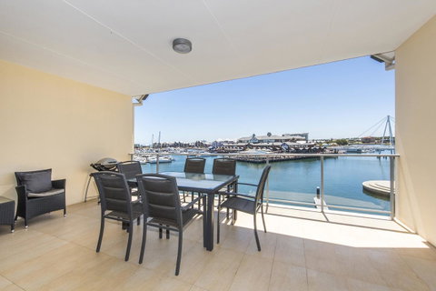 Dolphin Quay Apartments - Pubs and Clubs 17
