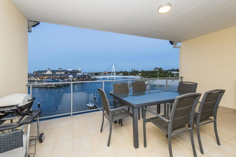 Dolphin Quay Apartments - Pubs and Clubs 23