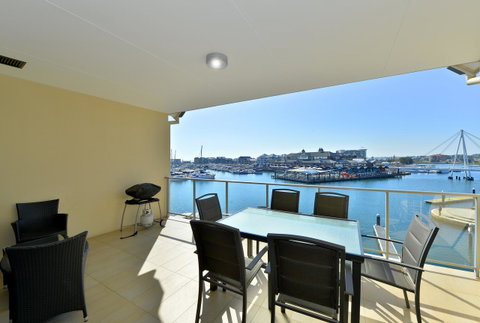 Dolphin Quay Apartments - Pubs and Clubs 4