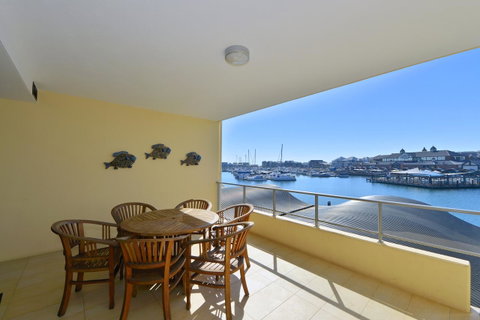 Dolphin Quay Apartments - Pubs and Clubs 14