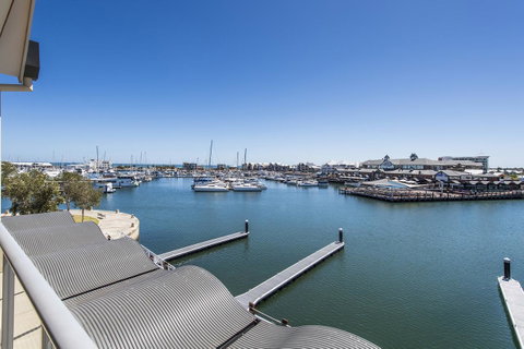 Dolphin Quay Apartments - Pubs and Clubs 16