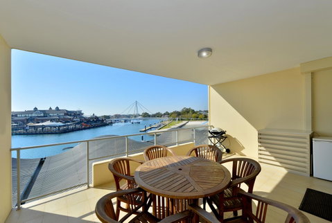 Dolphin Quay Apartments - Pubs and Clubs 15