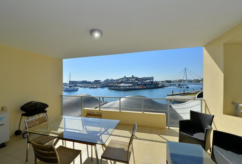 Dolphin Quay Apartments - Pubs and Clubs 8