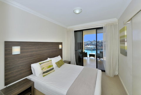 Dolphin Quay Apartments - Pubs and Clubs 1