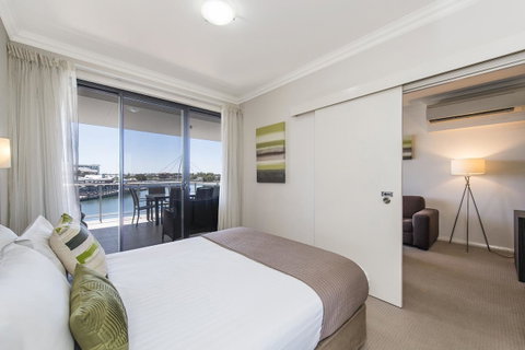 Dolphin Quay Apartments - Pubs and Clubs 28