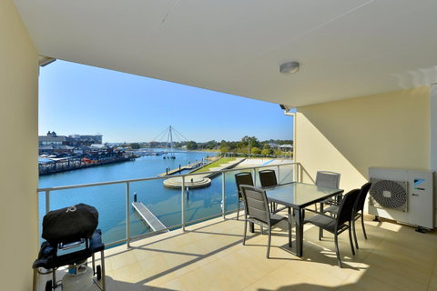 Dolphin Quay Apartments - Pubs and Clubs 5