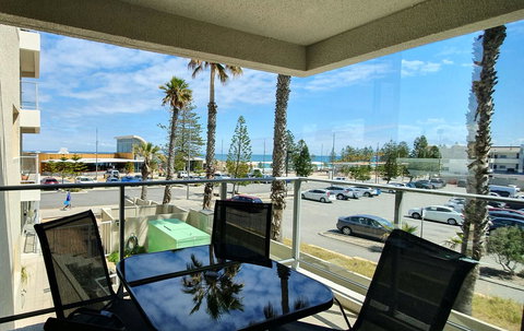 Sandcastles Beachfront Luxury Retreat Apartment - Go Out 15