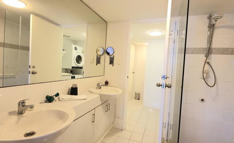 Sandcastles Beachfront Luxury Retreat Apartment - Go Out 6