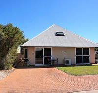 Osprey Holiday Village Unit 103/1 Bed - Perfect short stay apartment with King size bed - Pubs and Clubs