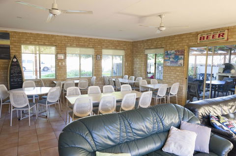 Lancelin Lodge - Pubs and Clubs 21