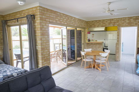 Lancelin Lodge - Pubs and Clubs 26