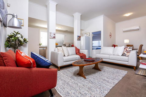 Como Executive Apartment - Pubs and Clubs 0