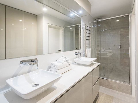 South Perth Deluxe Apartment - Go Out 20