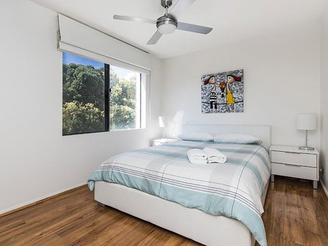 South Perth Deluxe Apartment - Go Out 10
