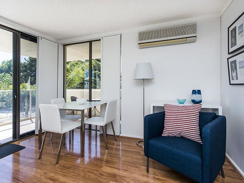 South Perth Deluxe Apartment - Go Out 16