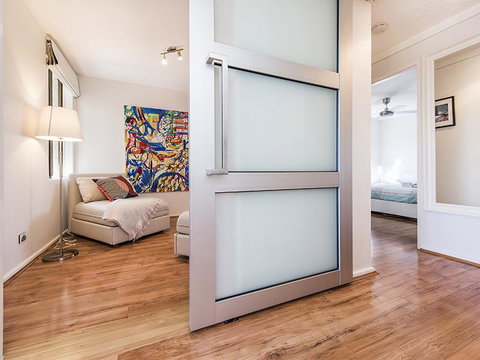 South Perth Deluxe Apartment - Go Out 3