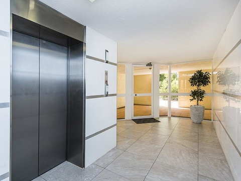 South Perth Deluxe Apartment - Go Out 21