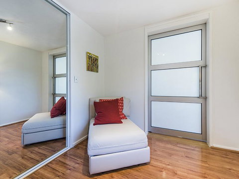 South Perth Deluxe Apartment - Go Out 25