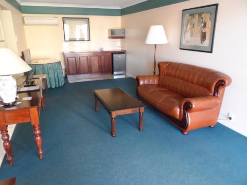 Clifton Motel & Grittleton Lodge - Pubs and Clubs 25