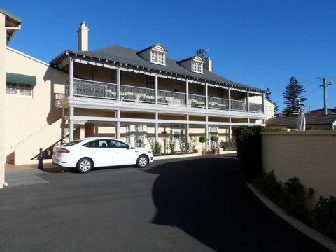 Clifton Motel & Grittleton Lodge - Pubs and Clubs 9