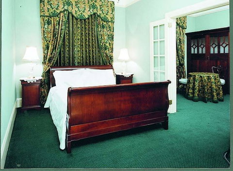 Clifton Motel & Grittleton Lodge - Pubs and Clubs 2