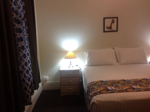 Clifton Motel & Grittleton Lodge - Pubs and Clubs 37