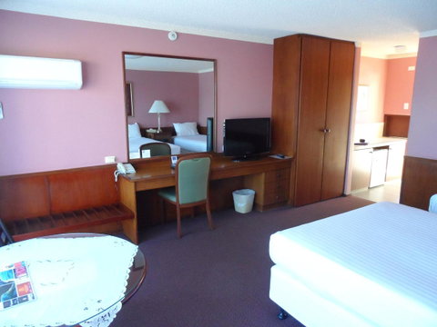 Clifton Motel & Grittleton Lodge - Pubs and Clubs 17