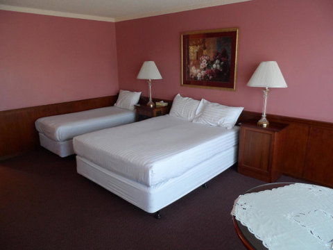 Clifton Motel & Grittleton Lodge - Pubs and Clubs 16