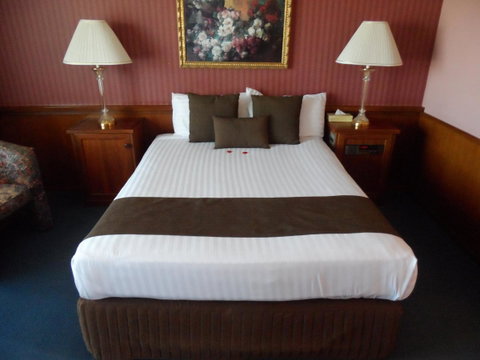 Clifton Motel & Grittleton Lodge - Pubs and Clubs 12