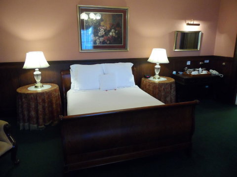 Clifton Motel & Grittleton Lodge - Pubs and Clubs 30