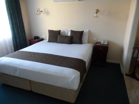 Clifton Motel & Grittleton Lodge - Pubs and Clubs 26