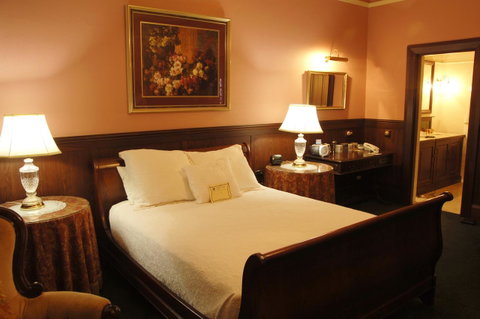 Clifton Motel & Grittleton Lodge - Pubs and Clubs 13