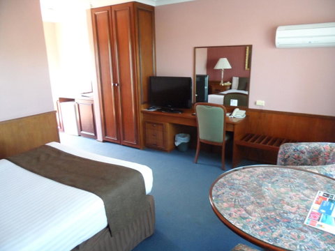 Clifton Motel & Grittleton Lodge - Pubs and Clubs 21