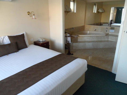 Clifton Motel & Grittleton Lodge - Pubs and Clubs 27