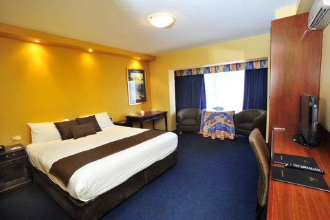 Clifton Motel & Grittleton Lodge - Pubs and Clubs 11