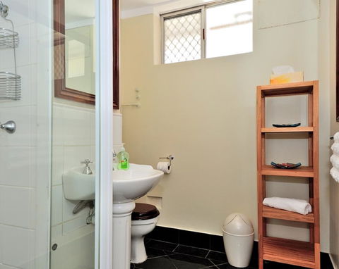 Mollies - Central Fremantle 1 Bedroom Apartment - Pubs and Clubs 4