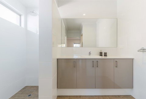 Karrinyup Waters Luxury House Rental - Pubs and Clubs 2