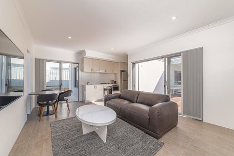 Karrinyup Waters Luxury House Rental - Pubs and Clubs 3