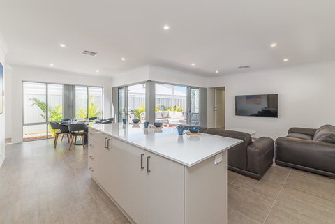 Karrinyup Waters Luxury House Rental - Pubs and Clubs 13