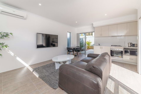 Karrinyup Waters Luxury House Rental - Pubs and Clubs 4